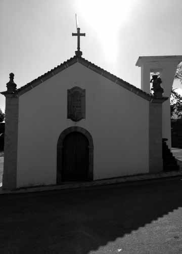 Fig. 5 - Santuário de São Leonardo de Galafura Fig. 6 - Santuário de Nossa Senhora do Viso e coberturas com telhados de duas águas. O conjunto arquitetónico é rebocado e pintado a branco.