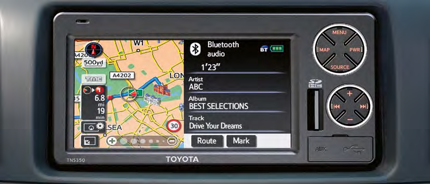 TNS350 Veja mais, ouça mais, saiba mais com o sistema de navegação multimédia Toyota TNS350. Adicione prazer a cada viagem. Este sistema cria um verdadeiro centro de tecnologia multimédia na viatura.