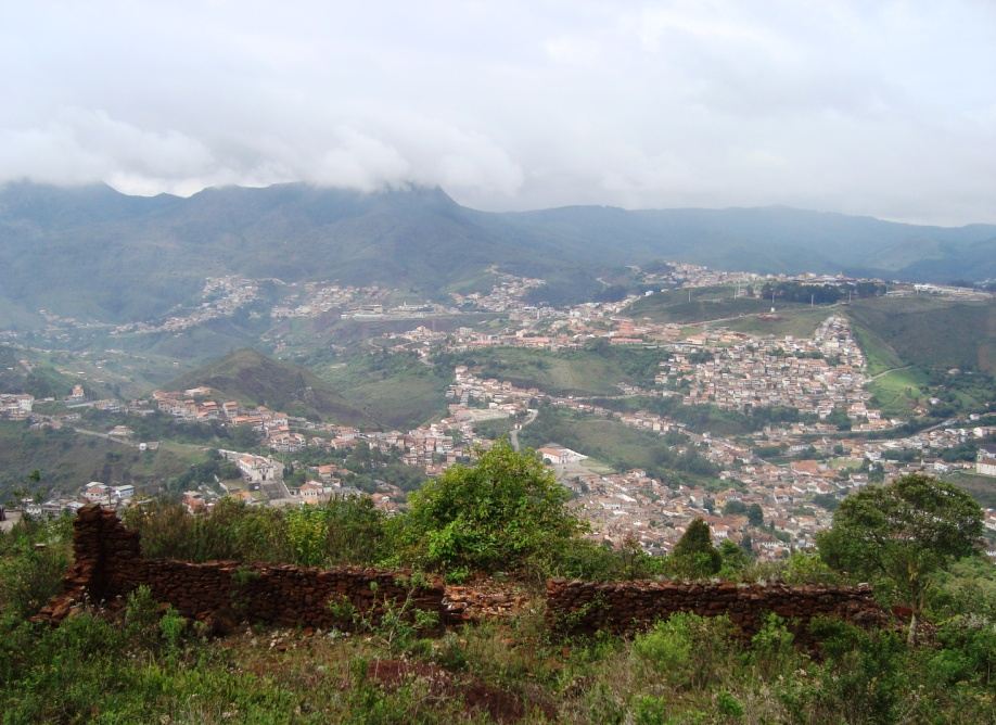 FIG. 1: Vista panorâmica da cidade de Ouro Preto a partir do Morro da Queimada. Em primeiro plano, as ruínas arqueológicas do Morro da Queimada.