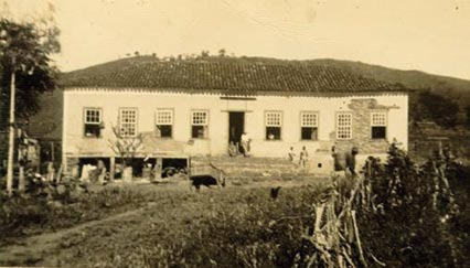 histórico A origem desta fazenda está na reunião de diversas porções de terras.