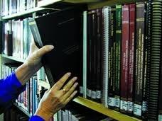 O acervo bibliográfico é formado por livros, teses, periódicos, etc.