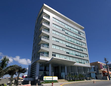 4 PORTFÓLIO IMOBILIÁRIO O IMÓVEL Edifício inaugurado em 2007, considerado referência no município de Macaé, no Rio de Janeiro.
