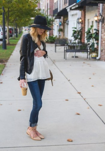 Jaquetas jeans são sempre muito versáteis! É só jogar por cima de qualquer look que dá um up na sua produção.