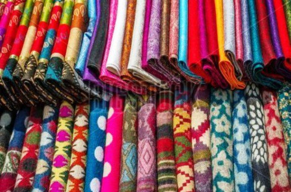 Por Virginia Pinheiro Na hora de escolher e comprar tecido para confeccionar suas roupas, ou quando for comprar uma peça pronta, é importante saber qual tecido escolher ou de que tecido é feita a