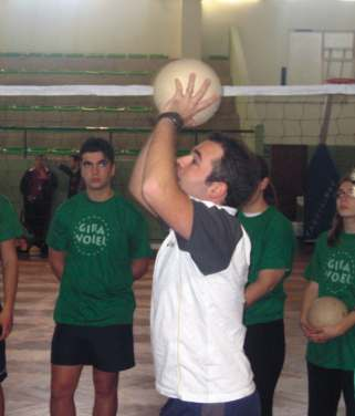 Acção de Formação em Portimão Vontade de ir mais além O Departamento Técnico da Federação Portuguesa de Voleibol responsável pelo Gira- Volei, em colaboração com a Câmara Municipal local, realizou em