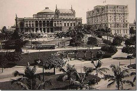 O centro da cidade ganha vida nova, um reforço enorme com a substituição dos lampiões a gás pela iluminação elétrica branca e feérica, fornecida pela Light and Power.