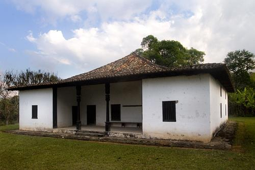 SÉCULO XVIII A penetração no interior do país bandeirantes Consequente descoberta do ouro Pólo econômico e político região Sudeste do país A emergência do ciclo do ouro não significa a extinção do