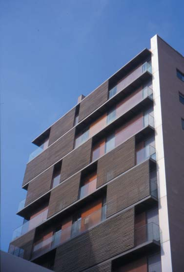 14 Abaixo são apresentados dois edifícios em que o tema da proteção solar é resolvido de maneira diferente.