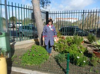 De pé imóveis transportados Como uma estátua erguida num Jardim votado ao abandono De amor juncado e de outono.