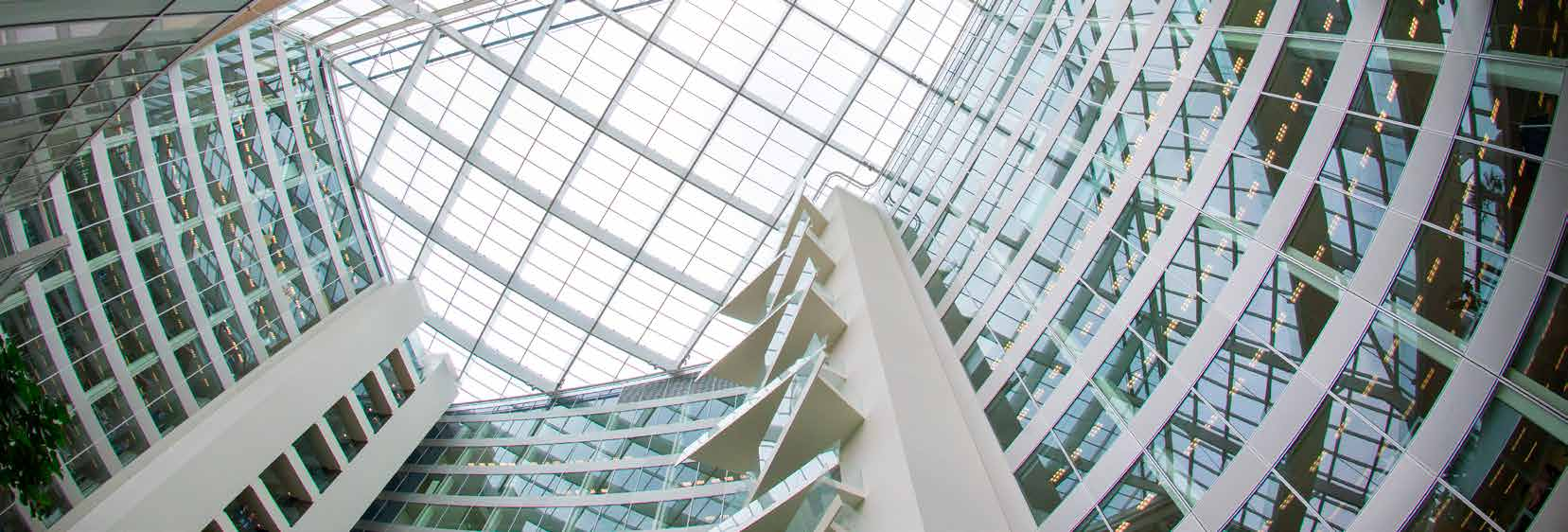 Estudo de caso Iluminação no auge da inovação No distrito comercial Zuidas de Amesterdão, o edifício s mais sustentável do mundo lidera na inovação dos edifícios ecológicos com um design futurista