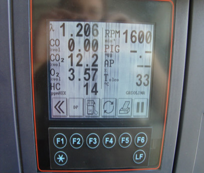 Figura nº 44: Tela do aparelho analisador de gases durante teste de emissões. No trabalho foram utilizados apenas os valores dos gases: CO2, CO corrigido, HC e O2 retirados do equipamento.