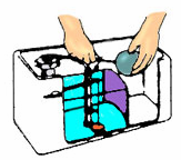 deitar lixo na bacia de retrete e a descarga associada; redução do volume de armazenamento activo através da colocação de um volume ou barreira no reservatório.