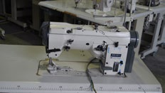 7 Quatro Máquinas de Costura Máquina de Ponto Preso 1.150,00 de Bainhas Quatro máquinas de costura de corte e cose da marca GLOBAL SELECTION, tipo OV-614-240.