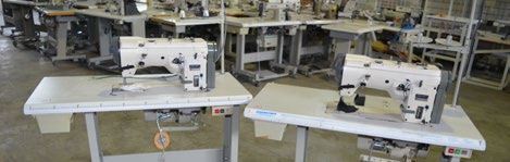 9 1.275,00 Duas Máquinas de Costura Uma máquina de costura da marca SUNSTAR, tipo KM-2070P-7. Duas máquinas de costura zig-zag da marca FOMAX, tipo KDD-457-1, séries 041004003 e 041004007.