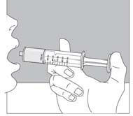5) Retire a tampa da seringa dosadora e encaixe-a na boca do frasco, conforme indicado na figura abaixo 6) Segure o frasco de cabeça para baixo, com uma das mãos segure o dosador e com a outra puxe o