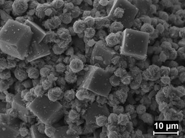 78 As micrografias da Figura 37 a e b mostram a zeólita sodalita em grande proporção ao mesmo tempo em que também se observa a presença de cristais cúbicos (zeólita A).