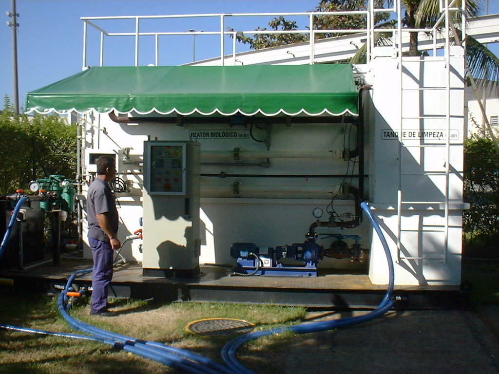 Retorno de Concentrado Saída de Permeado FI FI PI Biorreator Tanque de Limpeza Bomba de Reciclo Módulo de Membrana Figura 1 - Esquemático da Unidade Piloto MBR.