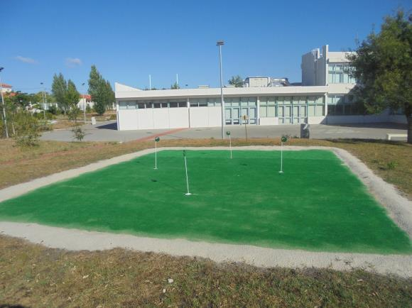 O Jogo de Golfe O golfe é jogado em campos relvados ou em parques apropriados, com um ou mais percursos delimitados.