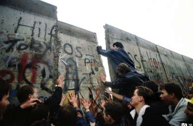 Da Queda da Bastilha à Queda do Muro de Berlim o triunfo e o colapso do liberalismo.