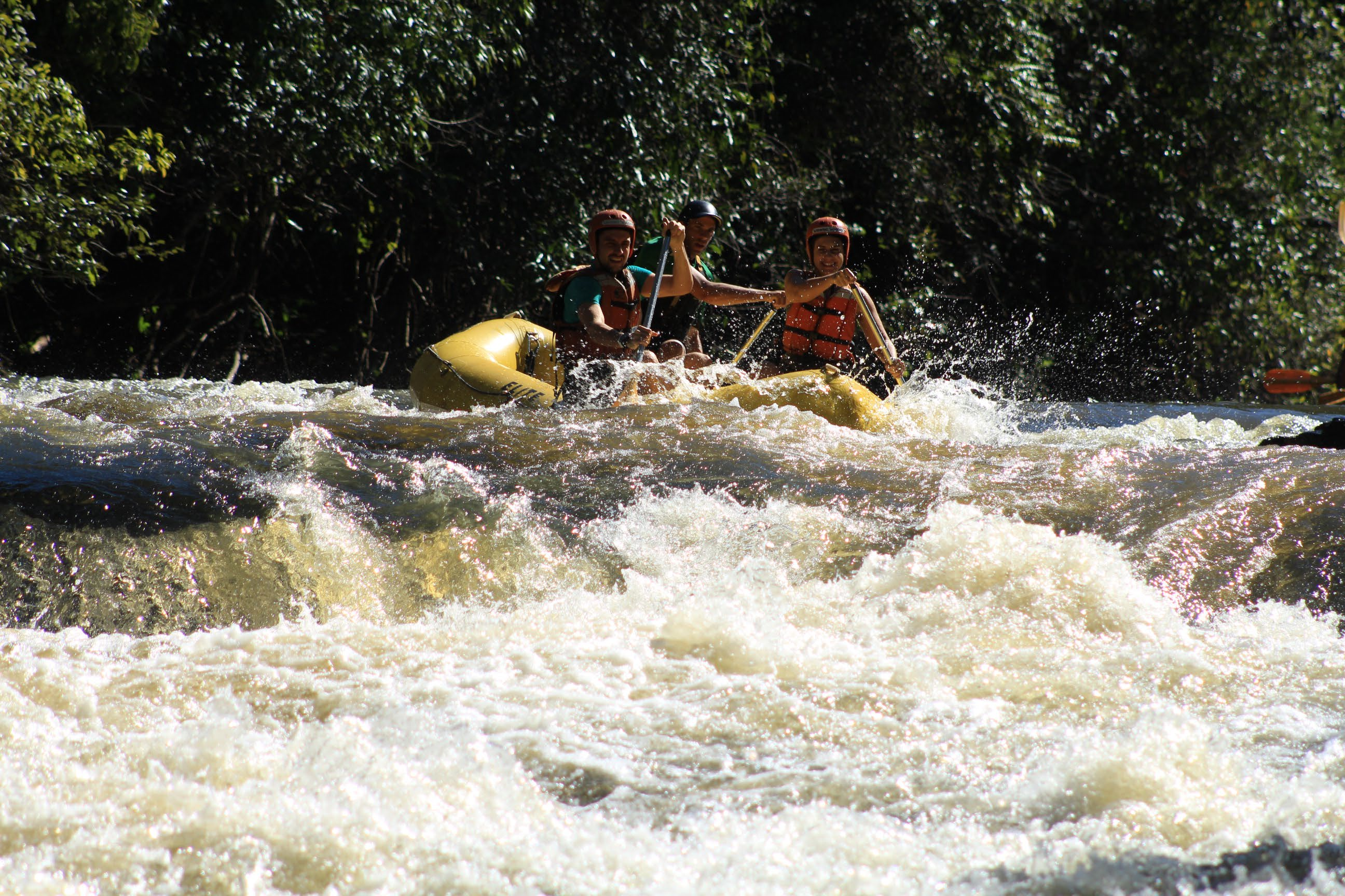 Definição O rafting consiste na descida de rios em botes infláveis. Os participantes remam conduzidos por um condutor, responsável pela orientação do grupo durante o percurso.