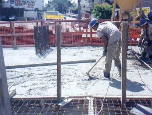 Lançamento e Adensamento Quando o transporte é realizado com bomba, o lançamento do concreto no pilar é realizado diretamente, com o auxílio de um funil.