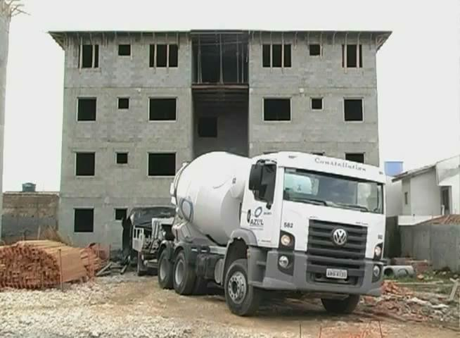 Concretagem Concretagem Cuidados na concretagem Quando uma concretagem for interrompida por mais de três horas a sua retomada só poderá ser feita 72 horas - após a interrupção; este cuidado é