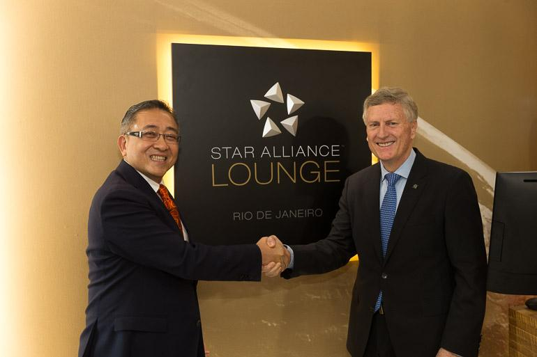 FOR IMMEDIATE RELEASE Plaza Premium Group appointed to manage Star Alliance s New Lounge at Rio Galeao Airport Mr. Song Hoi-see, Founder and CEO of Plaza Premium Group (left) and Mr.