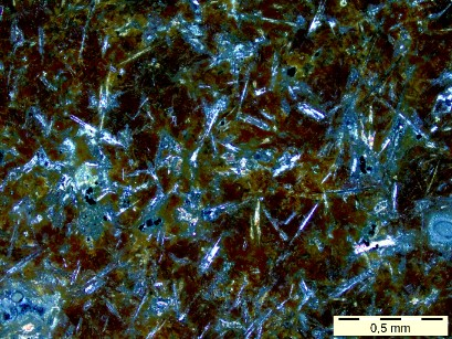 Figura 9: Fotomicrografia de basalto vesicular: (A) vesículas em detalhe (B) ripas de plagioclásio com textura esqueletal.