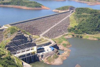corpo da barragem, que possui zoneamento, são compostos 70% em volume de dacito denso e o restante de basalto vesicular.