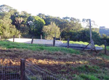 FIGURA 7 ESTERQUEIRA Referente ao lixo da propriedade, ele é todo separado. O orgânico é utilizado como adubo na horta.