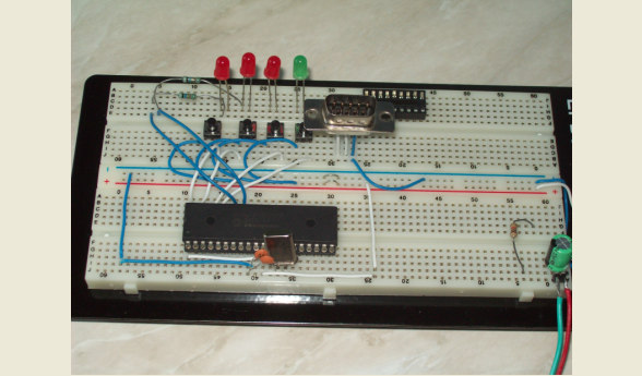 composto de 3 fios (RX, TX e GND). Os pinos 2 e 3 do conector DB9 são conectados através do cabo serial respectivamente aos pinos 14 e 13 do MAX232.
