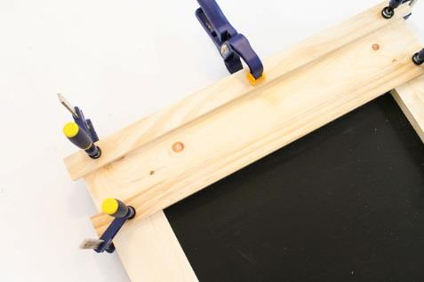 5. Adicionar o cabeçalho decorativo Aplique cola de madeira na parte de trás das peças de 1 x 5 x 63 cm do cabeçalho.