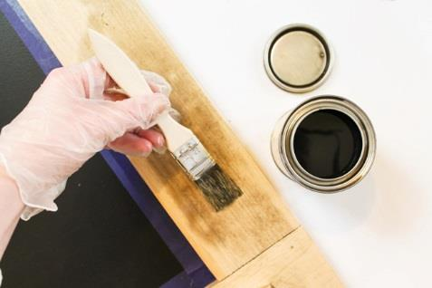 7. Aplicar acabamento Coloque fita de pintor nas bordas do quadro de forma a protegê-las do acabamento. Aplique o produto com um pincel e limpe o excesso com um pano de pintura.