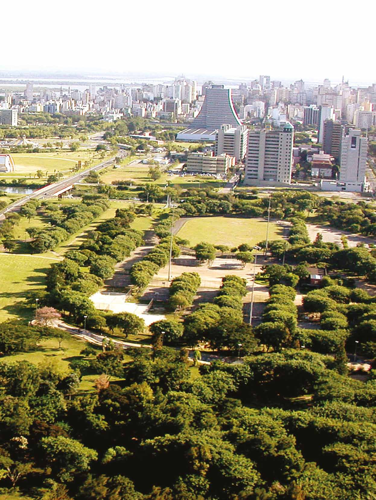 A cidade de Porto Alegre Porto Alegre, no Extremo Sul do Brasil, tem área de 476,3 km² e é um ponto de encontro de distintos sistemas naturais que imprimem uma geografia diversificada à cidade.