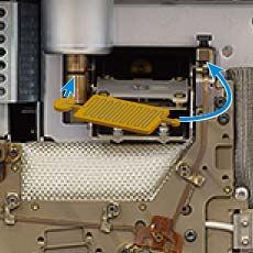 4 Instale o chip de proteção. A extremidade maior do chip de proteção entra na base do injetor, enquanto a extremidade menor entra no caminho do fluxo do GC.