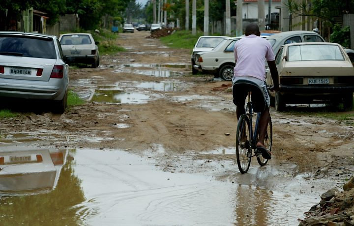 As inundações provocam prejuízos materiais aos moradores, comerciantes e poder público. Podem, ainda, causar uma série de doenças ou mortes. Fonte: http://oglobo.