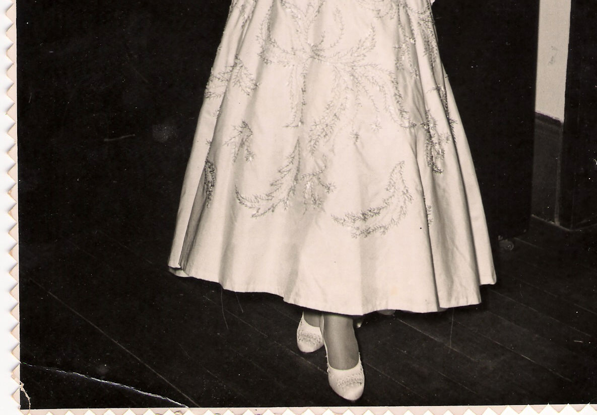 Rainha da primavera de 1958, Zilma Pinto, lendo mensagem de agradecimento. No mesmo plano as princesas de 1957 e 58. Dalva Gusmão, princesa da primavera de 1958.