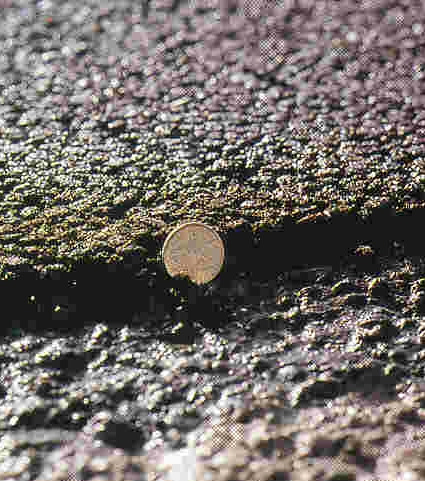 CARACTERÍSTICAS (misturas a quente) Betão Betuminoso Rugoso (AC14 ou AC10) Para camadas de desgaste com espessura delgada, geralmente entre 2,5 cm e 5 cm Metade da