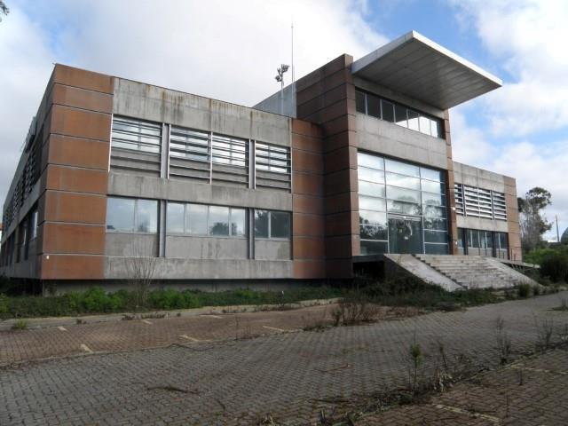 1,00 Escritórios / Offices 1,20 Para arrendamento ou venda / For leasing or sale Lote 5 Taguspark 3 3.216 Todo o edifício 74 Av. Dr. Mário Soares Lote 5 - Taguspark, Oeiras Edif.