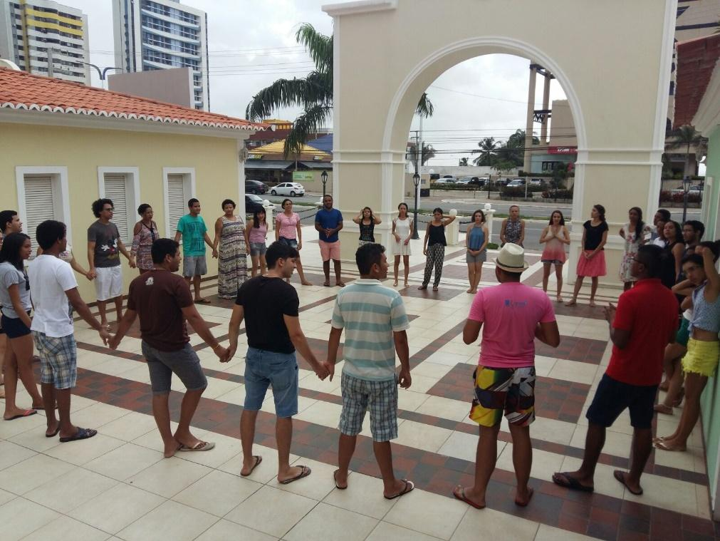 organizadora, recebemos as camisas e bolsas do Versus que tanto esperávamos receber. Logo após nos reunimos por NBs nos quartos do hotel e assistimos o vídeo políticas públicas.