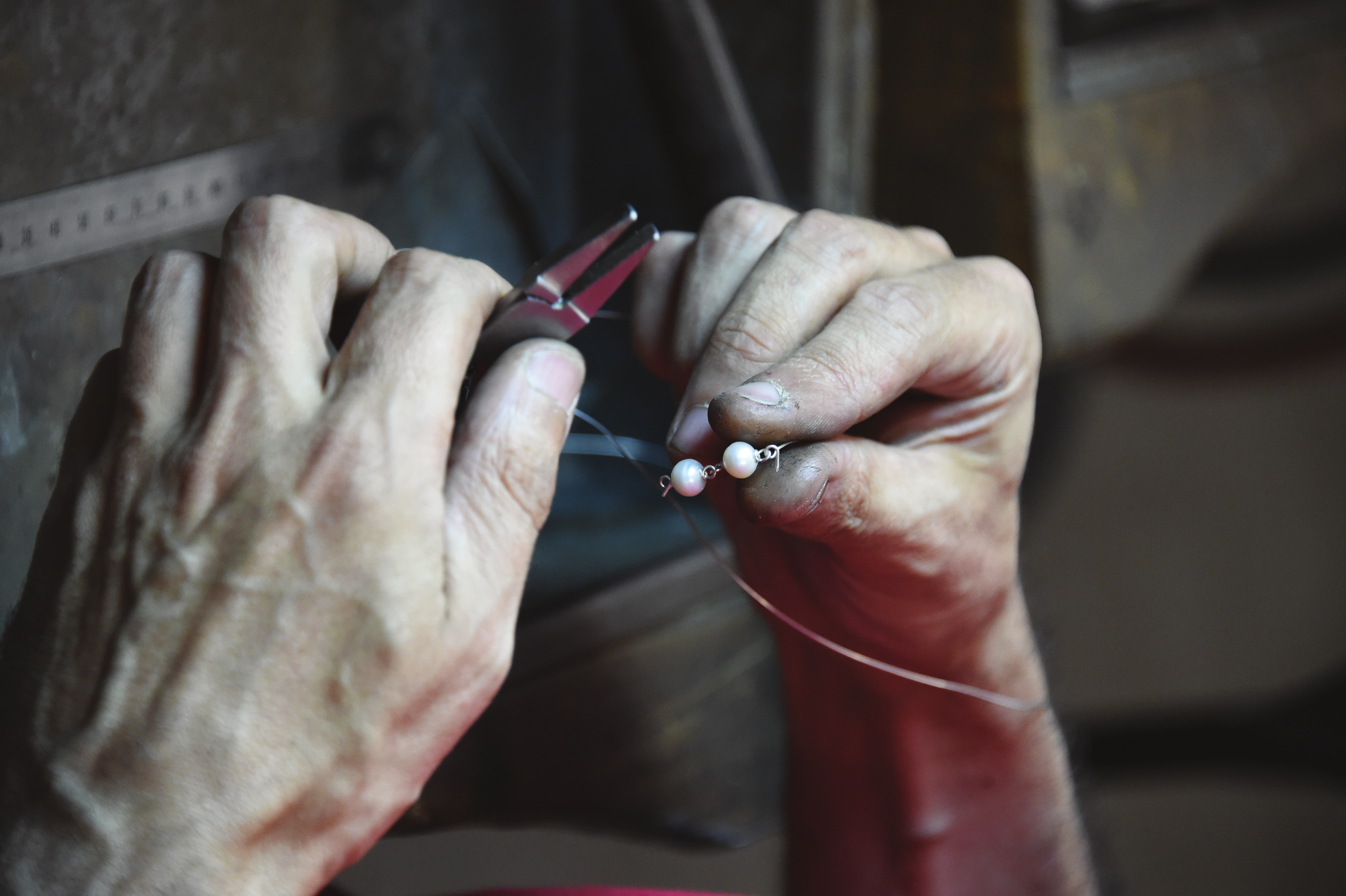 UMA OBRA DE ARTE Cada peça é criada manualmente por artesãos joalheiros de grande tradição, usando como matérias primas, as pérolas, o ouro e os diamantes.