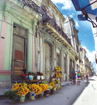Conhecer Havana é como voltar a um passado comum a quase todos nós. Comparada aos nossos padrões modernos a percepção do tempo em Havana é diferente, semelhante ao ritmo do interior do Brasil.