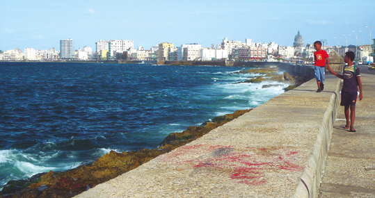 Cuba é a maior ilha do Caribe e, assim como outras ilhas desta região, sofre com frequência a passagem de furacões e fortes tempestades que castigam o país entre agosto e outubro, geralmente.