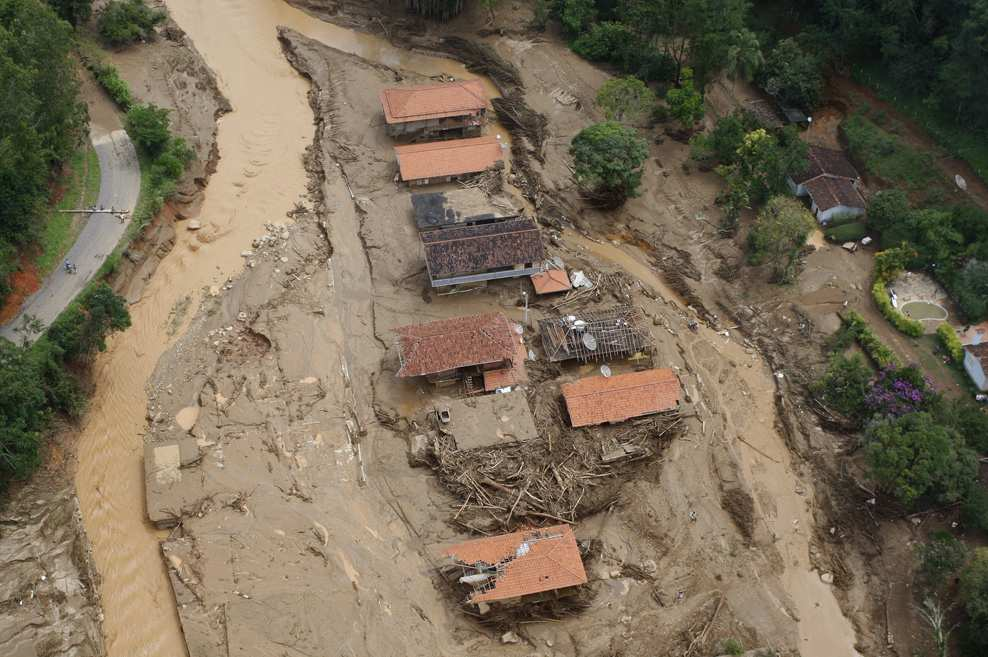 Estrago causado pela lama proveniente dos deslizamentos de terra em Teresópolis. Rio de Janeiro, 13 de janeiro de 2011.