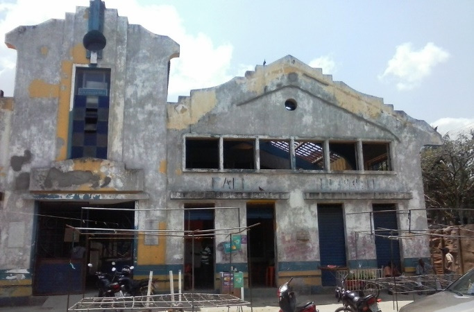 426 Por ser uma cidade tombada, as edificações históricas de Cachoeira encontram-se em constante vigilância, diante disto, buscou-se saber junto aos donos dos estabelecimentos se há orientação por