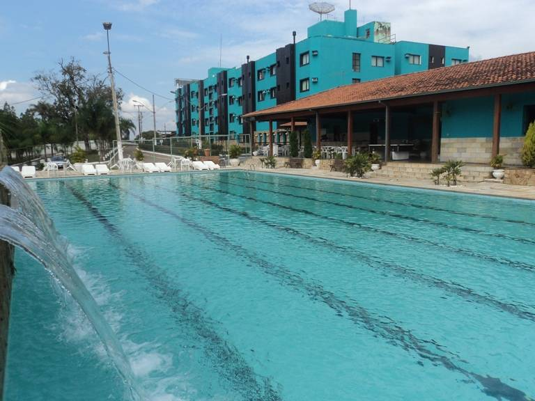 Hospedagem: Hotel Maracanã: O Hotel Maracanã, este é onde vão ocorrer nossas festas e churrascos, todos na piscina do hotel, e ainda conta com a melhor estrutura de lazer da cidade com: 03 Piscinas