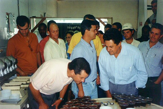 Antes de comercializar, o cafeicultor deve mandar classificar e degustar seu café na sala de classificação e degustação de seu município.