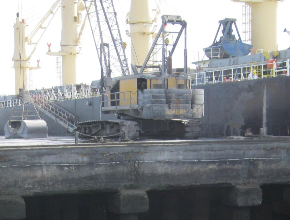 5 - Reparação Estrutural (Dez 2005) Foto 8 3 Gruas de 100 Ton em operação de carga de clinker (granel)