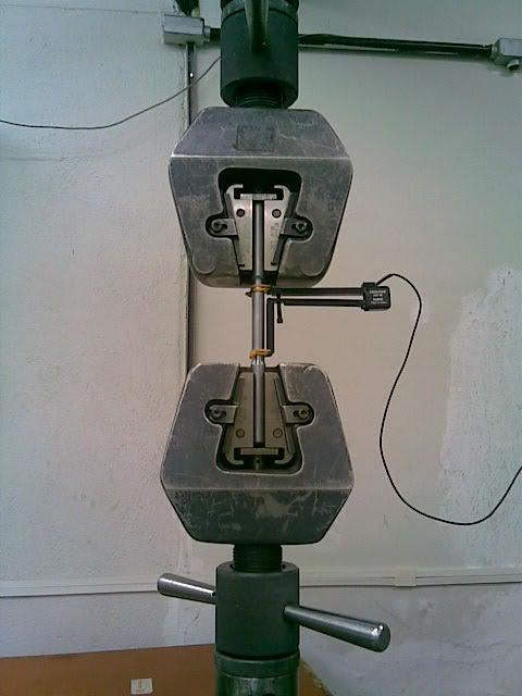 3 garras hidráulicas cuidadosamente alinhadas dentro de 0.01 mm. Tal máquina encontra-se no Laboratório de Fadiga do Departamento de Engenharia Mecânica da PUC do Rio de Janeiro.