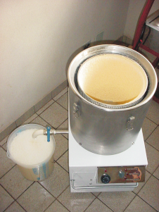 3.3 Processo Produtivo - Antes de iniciar o processo, deve-se colocar 3,75Kg de grãos de soja de molho por 6 horas para realizar a HIDRATAÇÃO dos grãos.